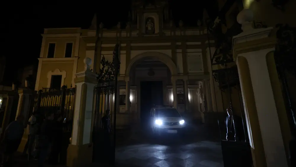 El coche de la funeraria a la salida de la basílica sevillana de la Macarena tras la exhumación de Queipo de Llano, a 2 de noviembre de 2022