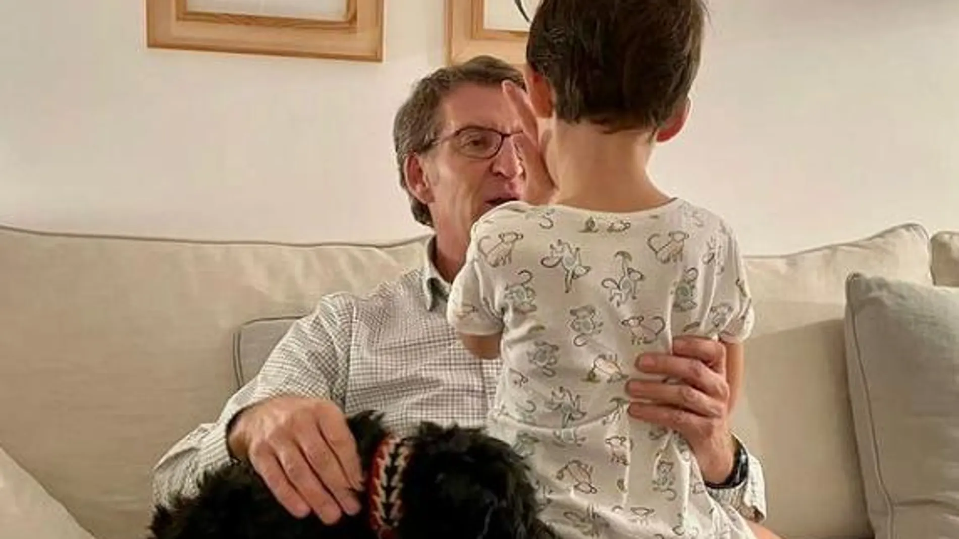 Feijóo, acompañado de su hijo Alberto y su mascota
