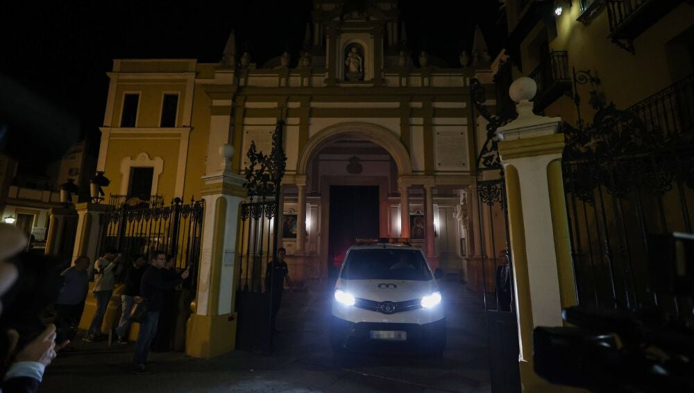 Uno de los coches de la funeraria a la salida de la basílica de la Macarena en la madrugada de ayer