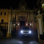 Uno de los coches de la funeraria a la salida de la basílica de la Macarena en la madrugada de ayer