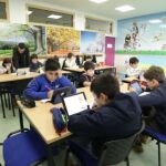 Alumnos del Colegio Santa Clara de Asís de Palencia trabajando con ordenadores en clase