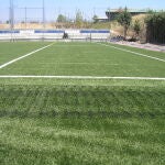 El granulado de caucho reciclado destaca su importancia como material en el césped artificial de los campos de deporte