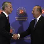 El secretario general de la OTAN, Jens Stoltenberg, saluda al ministro de Exteriores turco, Mevlut Cavusoglu, en Estambul