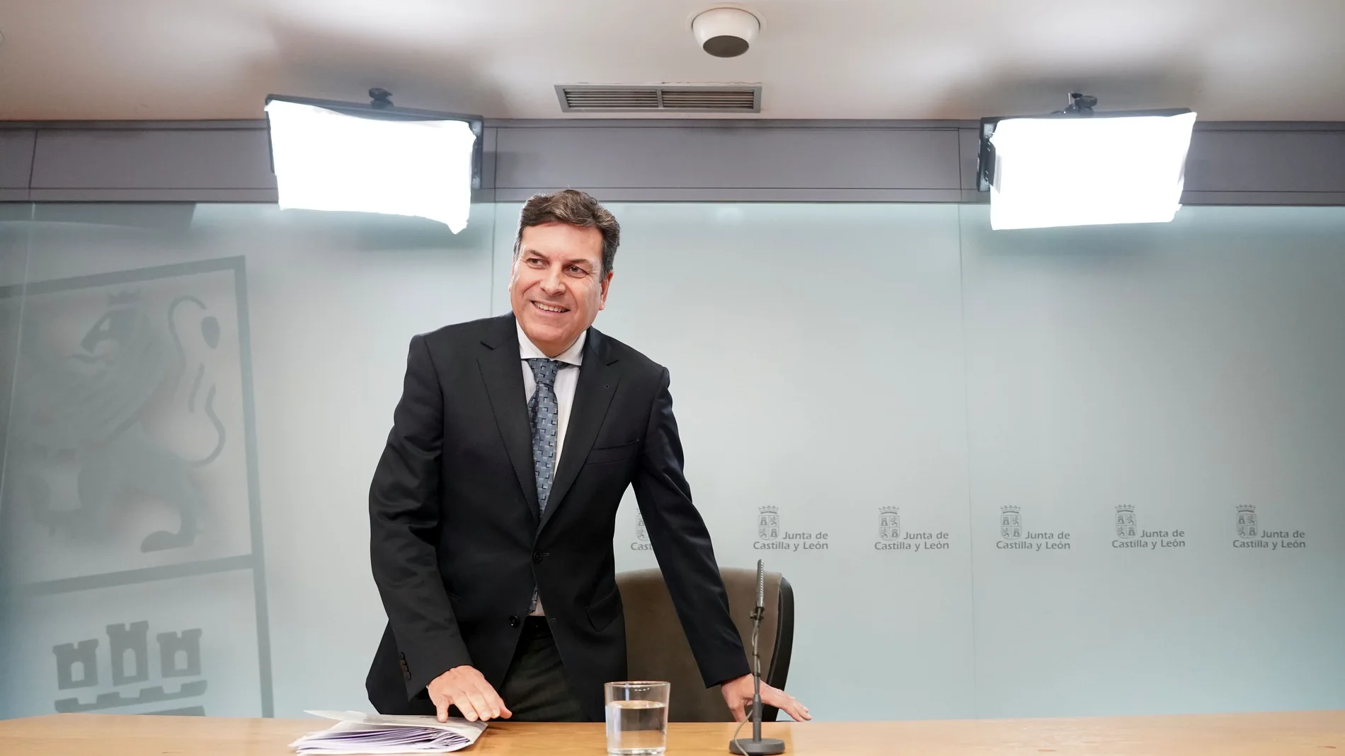El consejero de Economía y Hacienda y portavoz de la Junta, Carlos Fernández Carriedo, comparece en rueda de prensa posterior al Consejo de Gobierno