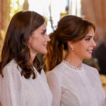 MADRID, 03/11/2022.- La reina Letizia conversa con la primera dama de Paraguay Silvana López Moreira en el Palacio Real en Madrid, este jueves. Los reyes ofrecen almuerzo en honor al presidente de la República de Paraguay, Mario Abdo Benítez, y la primera dama Silvana López Moreira en el Palacio Real en Madrid. EFE/ Chema Moya