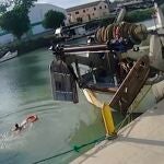 Momento del rescate por la Guardia Civil
