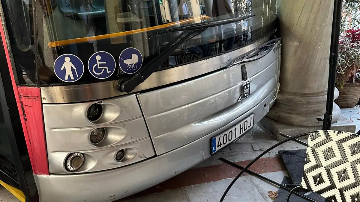 El autobús empotrado