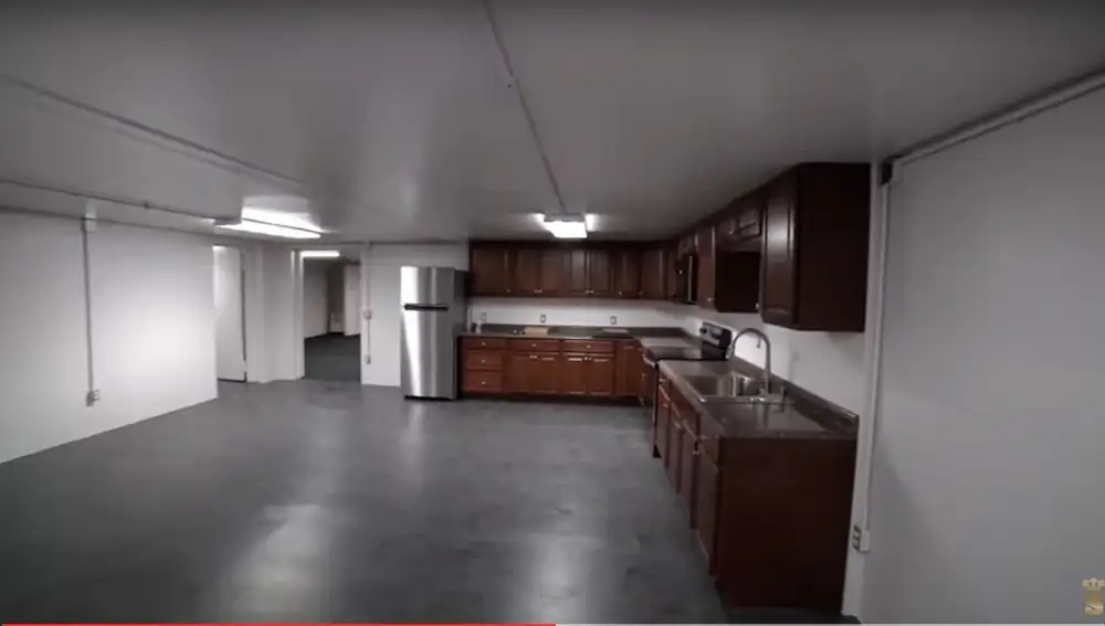 Imagen de la amplia cocina del búnker de la Rising S Company