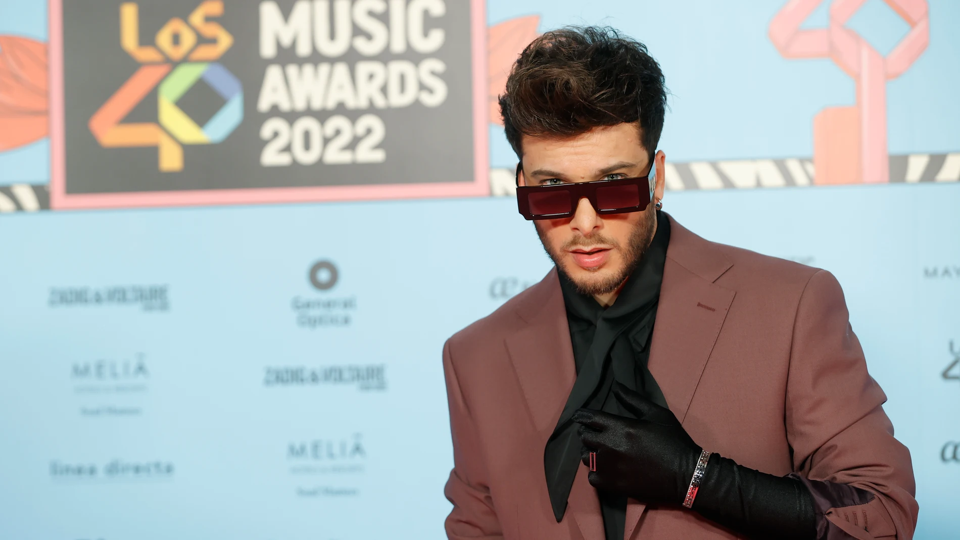 MADRID, 04/11/2022.- El cantante Blas Cantó posa para los fotógrafos a su llegada a la gala de Los40 Music Awards, este viernes en el Wizink Center en Madrid. EFE/ Mariscal