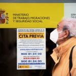 Un hombre pasa por la puerta de una oficina del SEPE, en Madrid