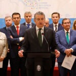 El consejero de la Presidencia, Interior, Diálogo Social y Simplificación Administrativa Antonio Sanz (d) se dirige a los medios en Granada. Álex Cámara / Europa Press