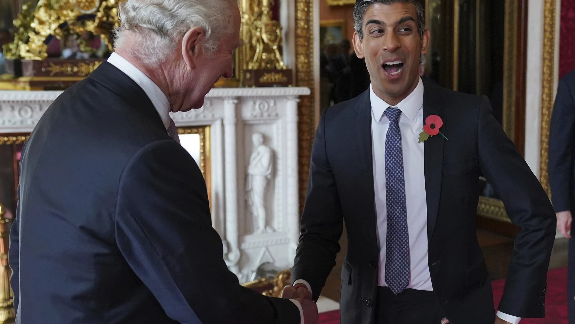 El primer ministro británico Rishi Sunak con el Rey Caros III de Inglaterra.