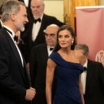 BARCELONA, 04/11/2022.- Los reyes Felipe VI (i) y Letizia (d) a su llegada al acto de celebración del 175 Aniversario del Círculo del Liceo, este viernes en Barcelona. EFE/ Marta Pérez