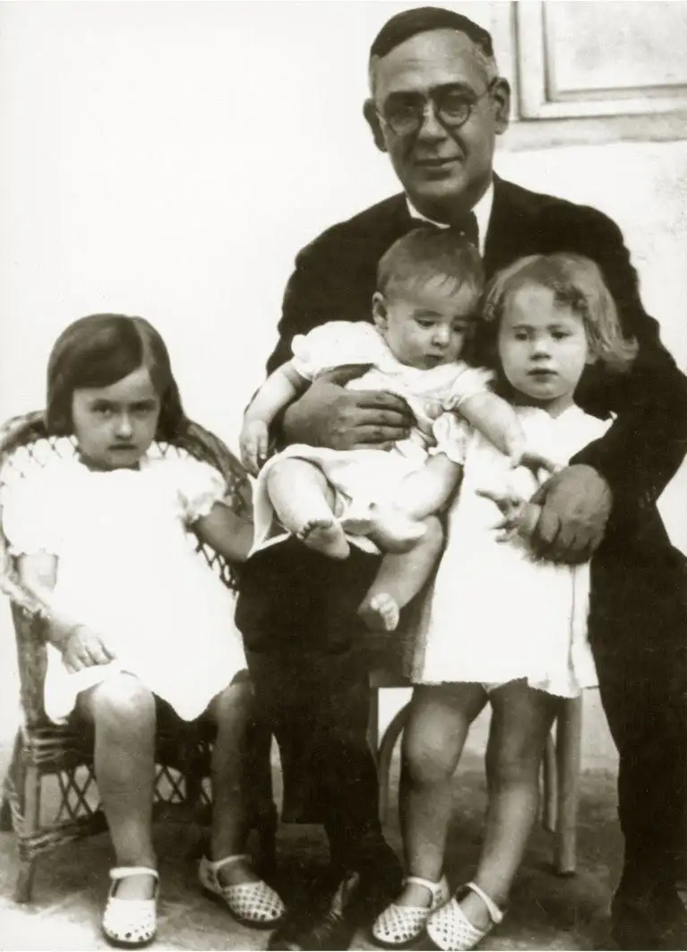 Blas Infante con sus hijos.