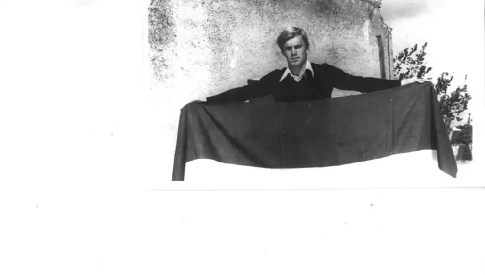 La primera imagen que existe de la bandera original de Andalucía creada por Blas Infante, portada por su nieto Alejandro Delmás Infante