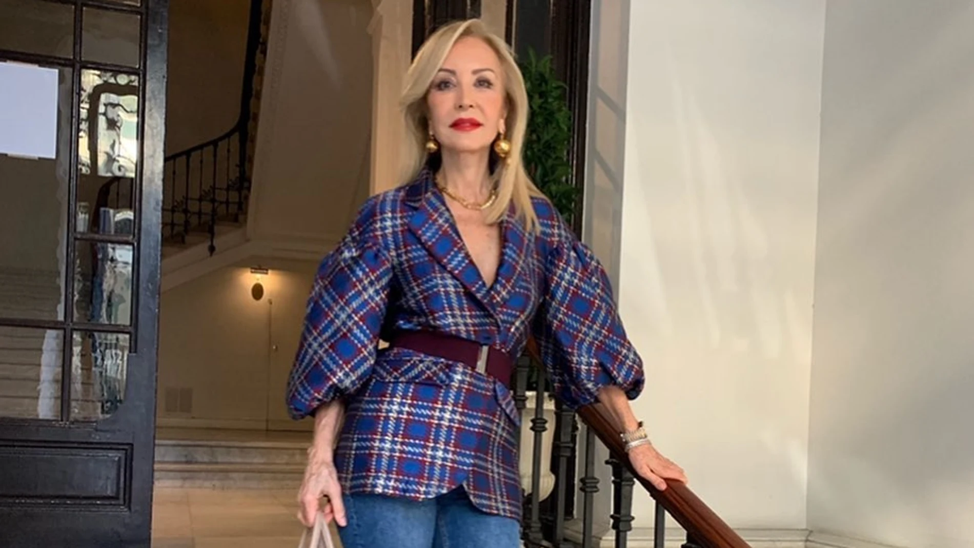 Nos apuntamos este sencillo gesto para lucir como toda una experta en moda