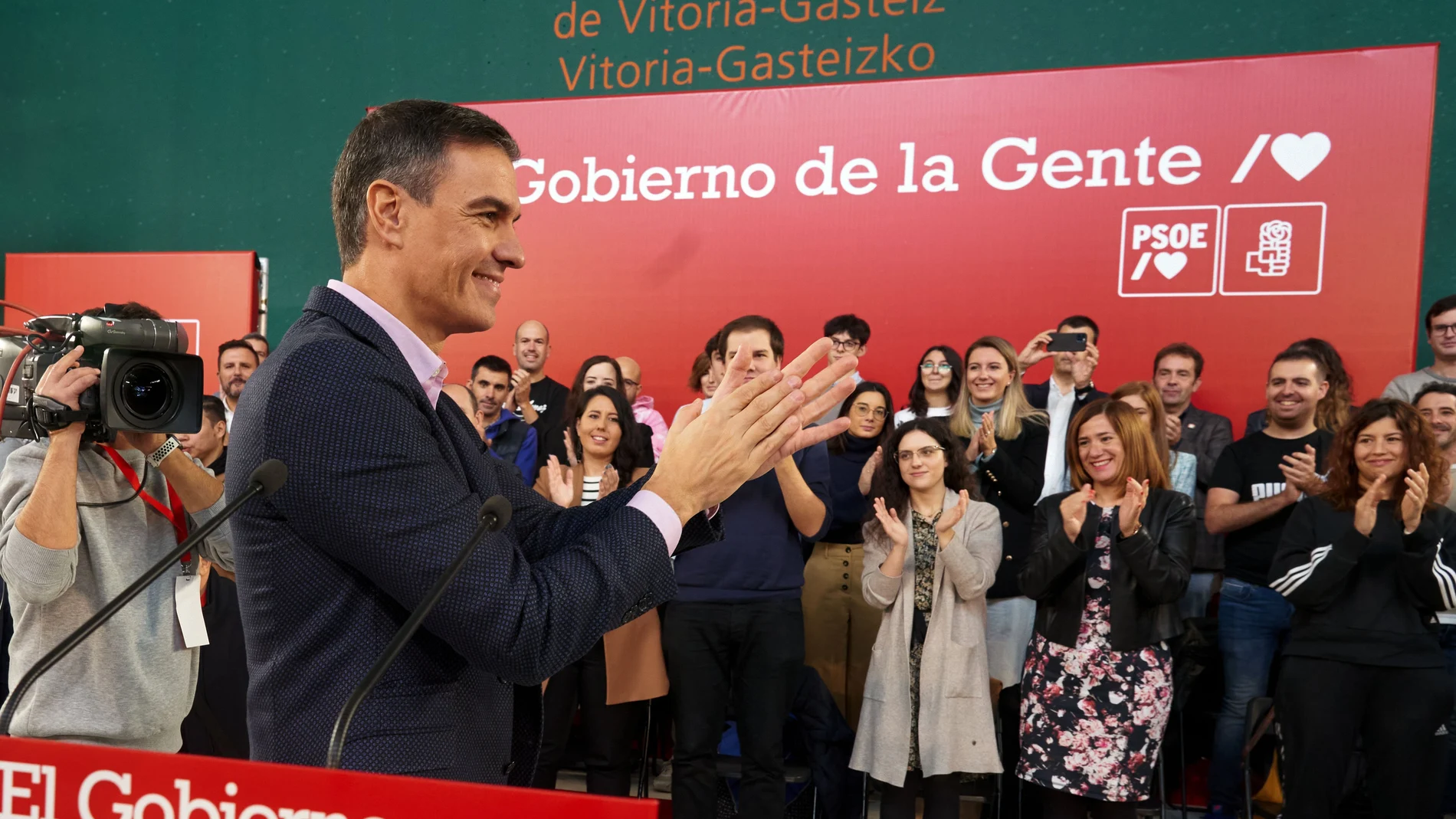 El presidente del Gobierno y secretario general del PSOE, Pedro Sánchez, clausura el acto de presentación este sábado en Vitoria de las candidata del PSE-EE a diputada general de Álava, Cristina González (no en la imagen)