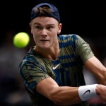 Holger Rune, antes de dar un revés en su partido de semifinales de París-Bercy ante Félix Auger-Aliassime