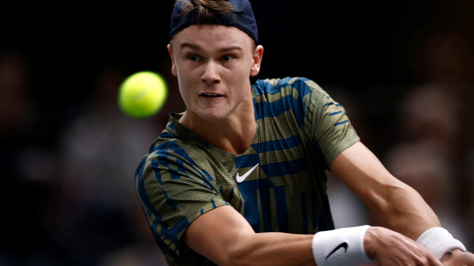 Holger Rune, antes de dar un revés en su partido de semifinales de París-Bercy ante Félix Auger-Aliassime