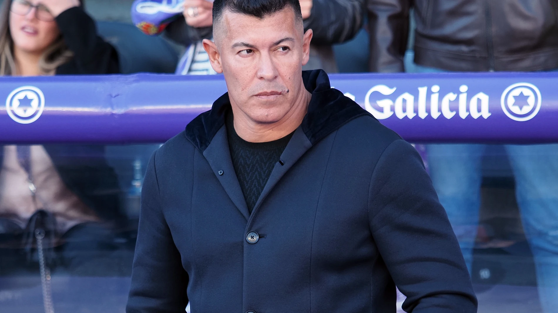 El entrenador del Elche, Jorge Almirón, durante el partido correspondiente a la decimotercera jornada de LaLiga entre el Real Valladolid CF y el Elche CF disputado este sábado en el estadio José Zorrilla de Valladolid