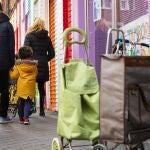 Cola de reparto de alimentos en Aluche a familias vulnerables por parte de la asociación de vecinos AVA