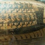 Pentecóntera representada sobre la superficie de un vaso ático del periodo Geométrico (740-730 a.C.). Las filas de babor y estribor aparecen representadas una sobre otra, dando la falsa apariencia de que la nave cuenta con dos alturas de remos.