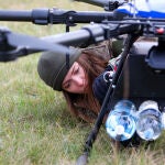 La unidad de voluntarios de la comunidad territorial de Khartiia practica el vuelo de drones para la inteligencia militar en Járkiv