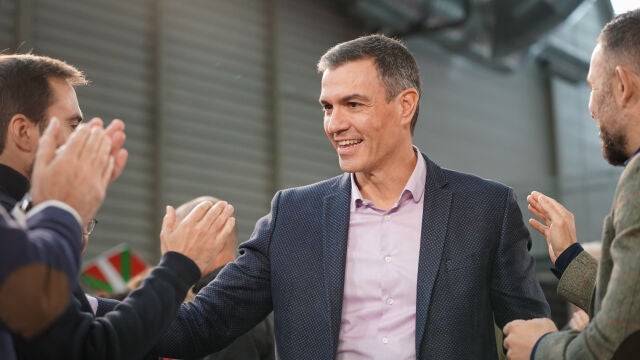 El secretario general del PSOE y presidente del Gobierno, Pedro Sánchez, a su llegada a un acto en Vitoria-Gasteiz, a 5 de noviembre de 2022, en Vitoria-Gasteiz, Álava, País Vasco (España). La visita de Sánchez llega en un momento en el que las encuestas reflejan un repunte del PSOE en detrimento de Alberto Núñez Feijóo. Además, la polémica en torno a la renovación del CGPJ ha aumentado la tensión política en España. Este acto es un acto más de la precampaña en Vitoria-Gasteiz y Álava, campaña que ya inició EH Bildu en septiembre con otro acto en el Palacio Europa. PNV sigue de momento en el proceso interno para ratificar a sus candidatos.05 NOVIEMBRE 2022;ÁLAVA;PERO SANCHEZ;ACTO PSOE;PAIS VASCOIñaki Berasaluce / Europa Press05/11/2022