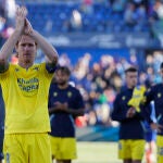 El centrocampista del Cádiz Álex Fernández (i) saluda a los aficionados al final del partido