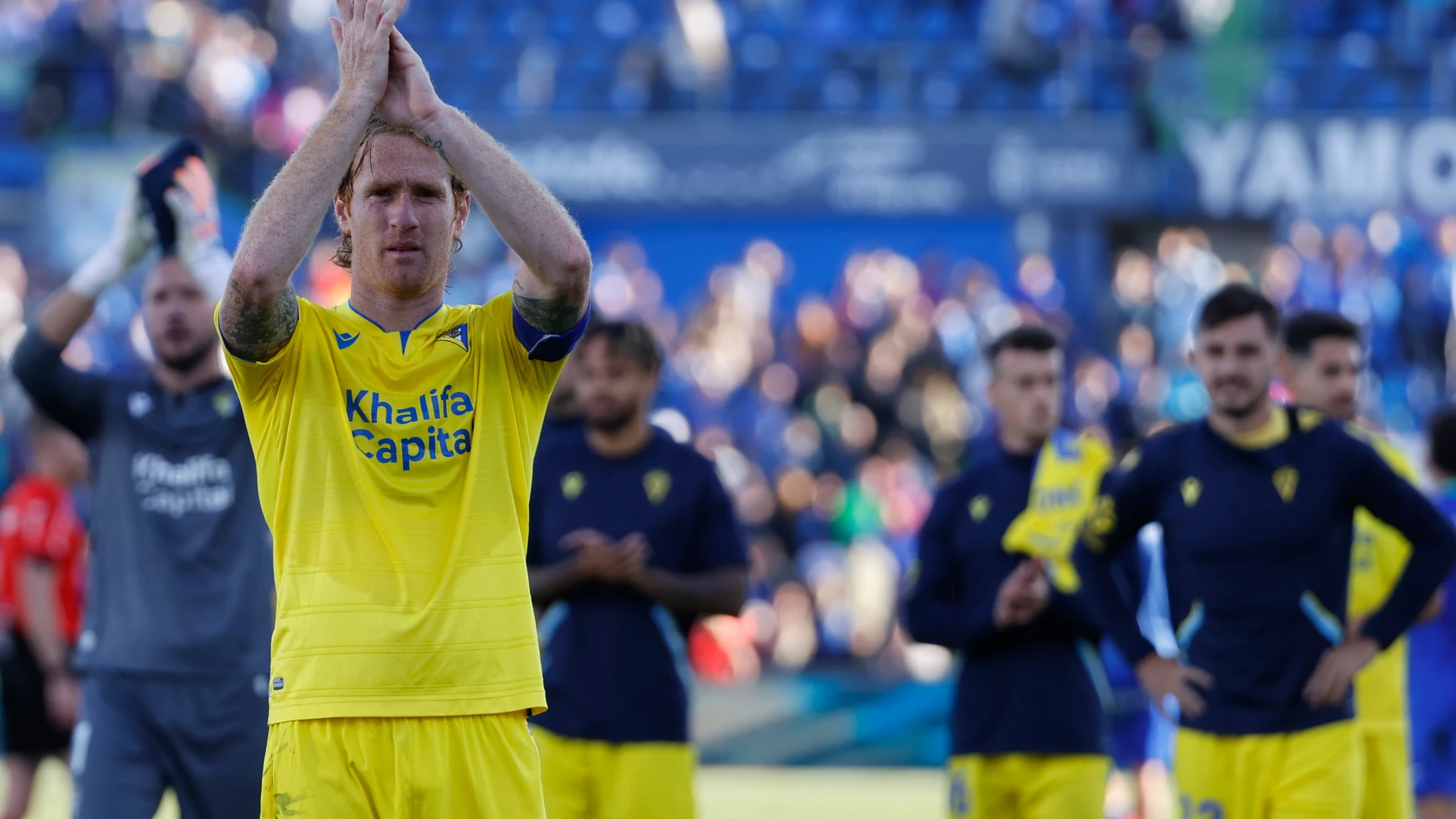 El centrocampista del Cádiz Álex Fernández (i) saluda a los aficionados al final del partido