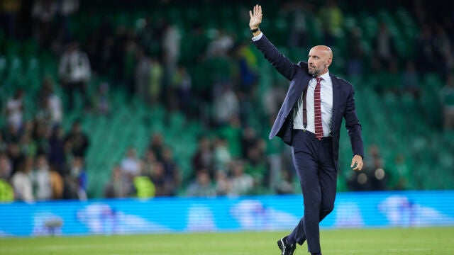Monchi saludando a su afición tras terminar el partido