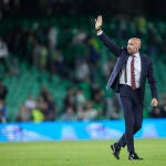 Monchi saludando a su afición tras terminar el partido