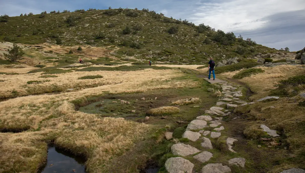 Un sendero en el Parque Natural de la Cumbre, Circo y Lagunas de Peñalara, a 2 de noviembre de 2022, en Madrid (España). Este es un espacio natural protegido perteneciente a la Sierra de Guadarrama, en la parte alta del Valle del Lozoya