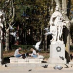 Vista de los jardines de la Plaza de Cabo Noval en frente del Palacio Real en Madrid