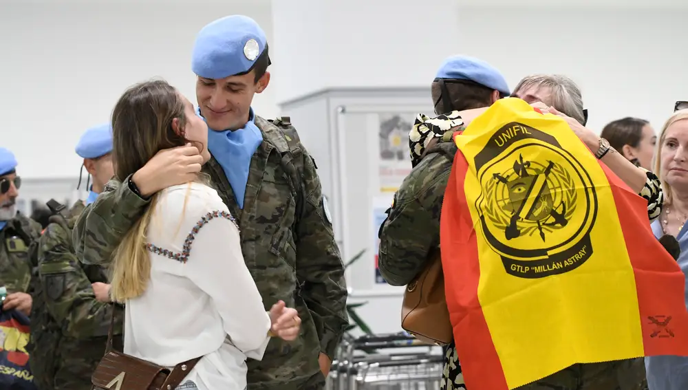 ALMERÍA, 06/10/2022.- La primera rotación de 260 militares del contingente Brigada de Líbano XXXII (Brilib XXXVIII), que participa en la misión Libre Hidalgo, parten este domingo por la tarde desde Almería al Líbano. EFE/Carlos Barba