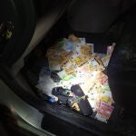 Vista de los 5.000 euros que se han hallado en el vehículo de los tres implicados en el atropello masivo de Torrejón de Ardoz