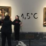 Activistas ecológicas se pegan al marco de los cuadros de 'Las Majas' de Goya en el Museo del Prado