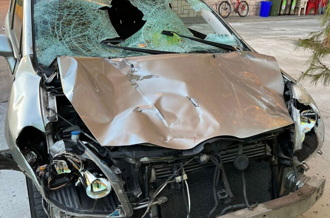 Imagen del automóvil que una patrulla de la Guardia Civil paró en la localidad de Seseña (Toledo), que circulaba con abolladuras y sin parachoques, al parecer implicado en el atropello