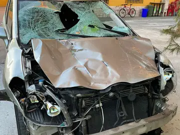 Imagen del automóvil que una patrulla de la Guardia Civil paró en la localidad de Seseña (Toledo), que circulaba con abolladuras y sin parachoques, al parecer implicado en el atropello Imagen del automóvil que una patrulla de la Guardia Civil paró en la localidad de Seseña (Toledo), que circulaba con abolladuras y sin parachoques, al parecer implicado en el atropello