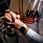 Un votante republicano participa en un mitin de las "midterm" en Queen Creek, en Arizona, Estados Unidos