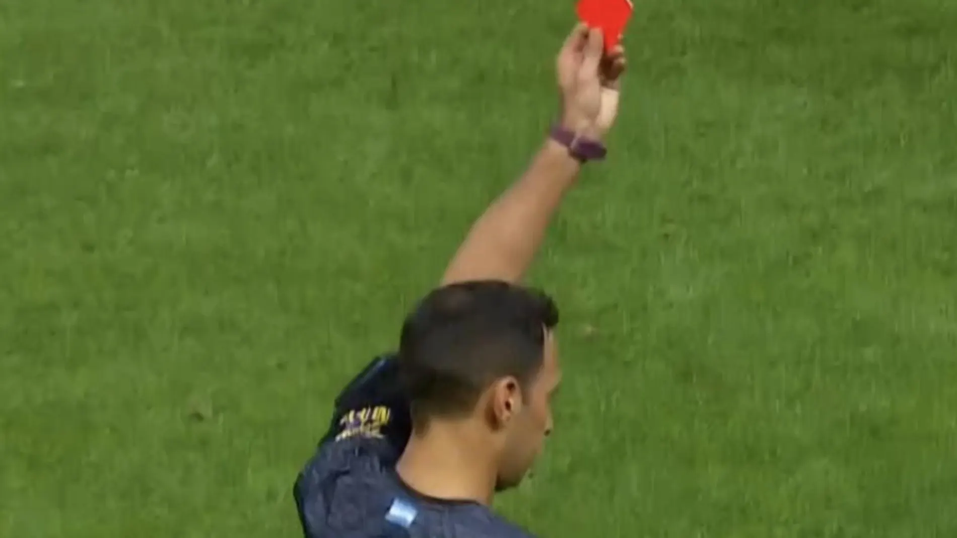 El árbitro mostrando tarjeta roja a uno de los jugadores de Boca