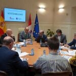 El presidente de la institución provincial, Miguel Ángel de Vicente y el director general de Infraestructuras y Sostenibilidad Ambiental, José Manuel Jiménez ha mantenido una reunión, junto a varios técnicos, para determinar los detalles del compromiso