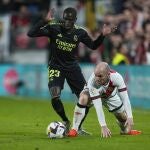 Mendy, con Isi, en el Rayo Vallecano-Real Madrid de LaLiga