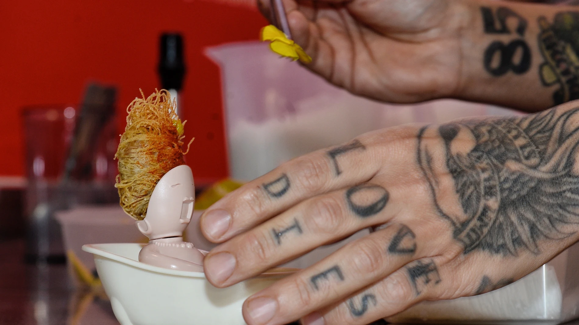 El cocinero Alberto Montes, del Restaurante Atrio de Cáceres, prepara el plato 'Tomate un baño'? tercer clasificado