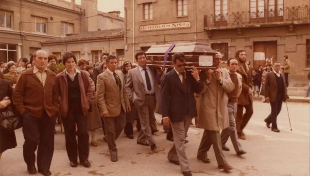 Traslado, ya en Navarra, de uno de los féretros con restos de las exhumaciones en el Valle de los Caídos