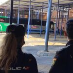 Agentes de la Policía Nacional, en una estación de autobuses de Málaga