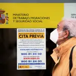 Un hombre pasa por la puerta de una oficina de empleo, SEPE (antiguo INEM) horas después de conocer los datos del paro de noviembre, en Madrid (España), a 2 de diciembre de 2020. El número de parados registrados en las oficinas de los servicios públicos de empleo (antiguo Inem) subió en 25.269 desempleados en noviembre (+0,6%), su mayor alza en este mes desde el año 2012, cuando se incrementó en más de 74.000 personas, según datos publicados este miércoles por el Ministerio de Trabajo y Economía Social.02 DICIEMBRE 2020;EMPLEO;PARO;SEGURIDAD SOCIAL;CRISIS;CORONAVIRUS;COVID-19;CITA PREVIAÓscar Cañas / Europa Press02/12/2020