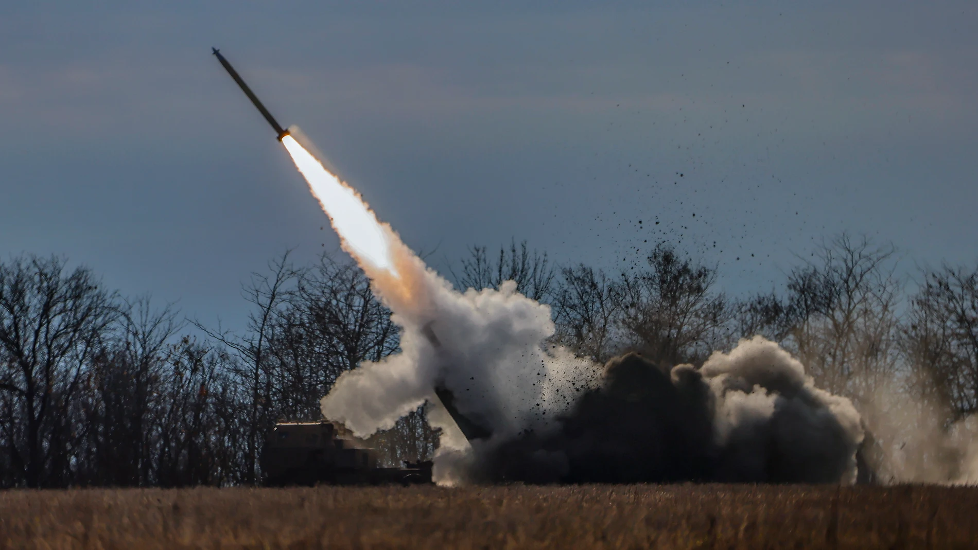 Un sistema de cohetes de artillería de alta movilidad (HIMARS) del ejército ucraniano dispara cerca de la línea del frente en el norte de la región de Jersón