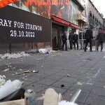 Agentes de policía e investigadores del Servicio Forense Nacional realizan un examen forense en el lugar de la estampida de Halloween de Itaewon, en Seúl