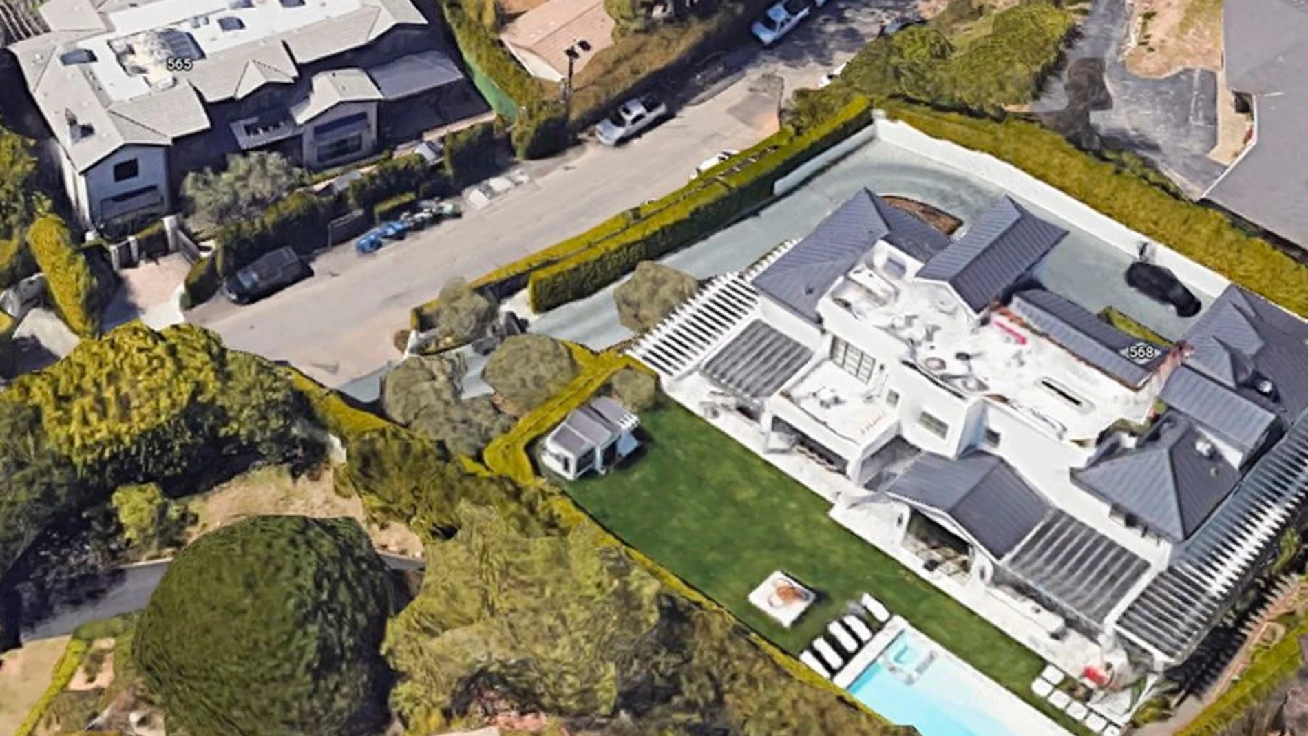 A la izquierda, la nueva residencia de Westbrook. A la derecha, la de LeBron James.